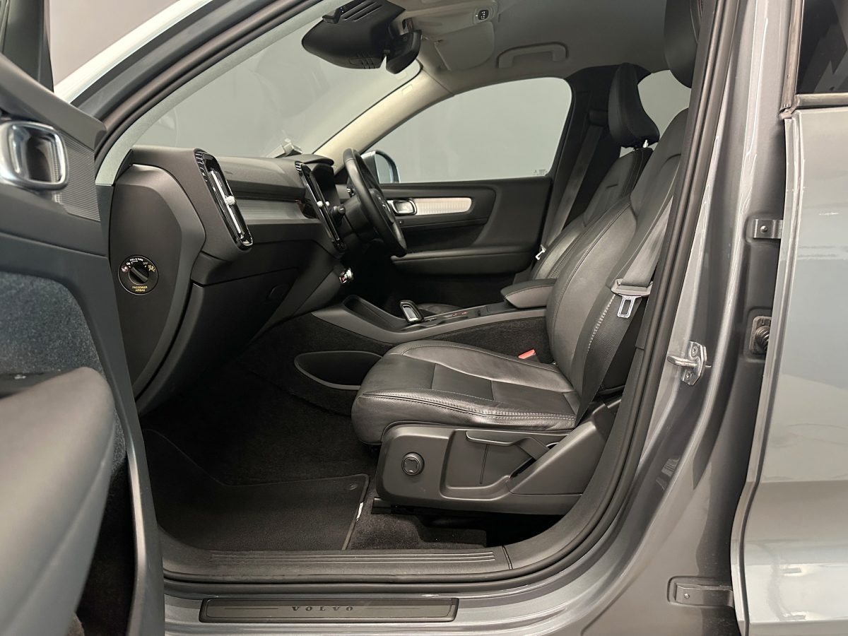 VOLVO XC40 T4 MOMENTUM - Image 8