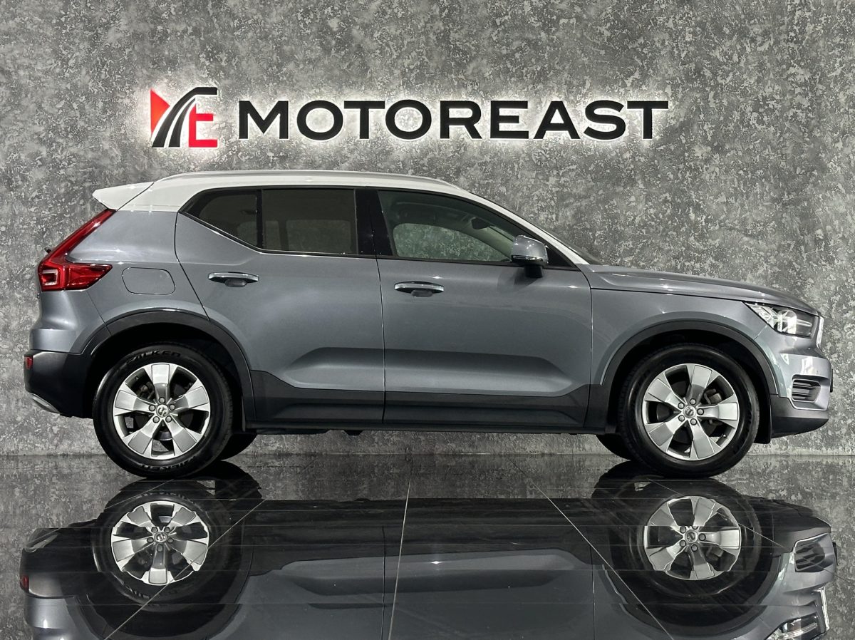 VOLVO XC40 T4 MOMENTUM - Image 2