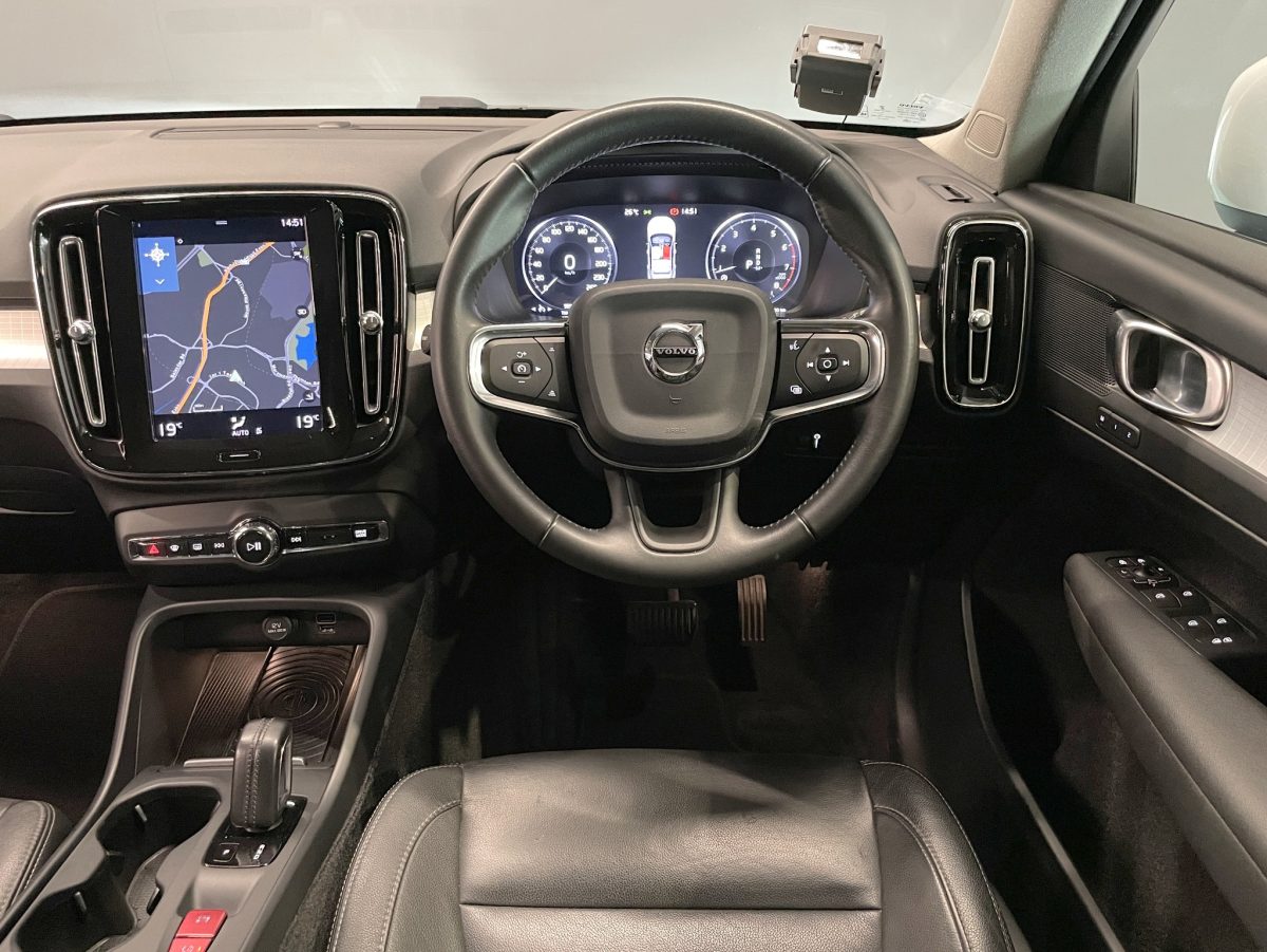VOLVO XC40 T4 MOMENTUM - Image 4