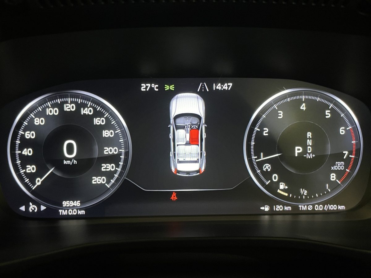 VOLVO XC40 T4 MOMENTUM - Image 11