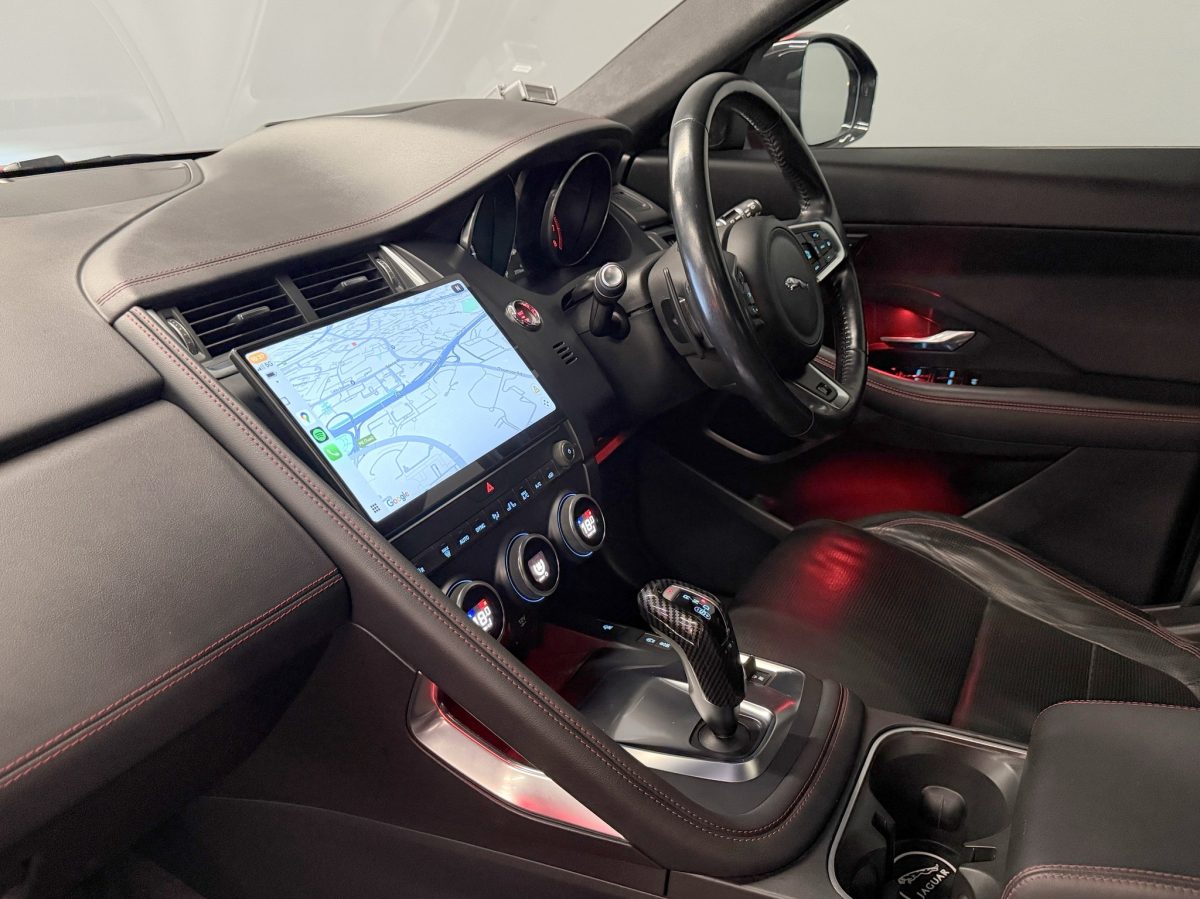 JAGUAR E-PACE 2.0P R- DYNAMIC PANORAMIC ROOF - Image 6