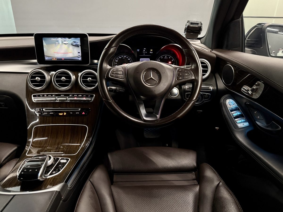 MERCEDES BENZ GLC250 4MATIC COUPE AMG LINE (R19 LED) - Image 4