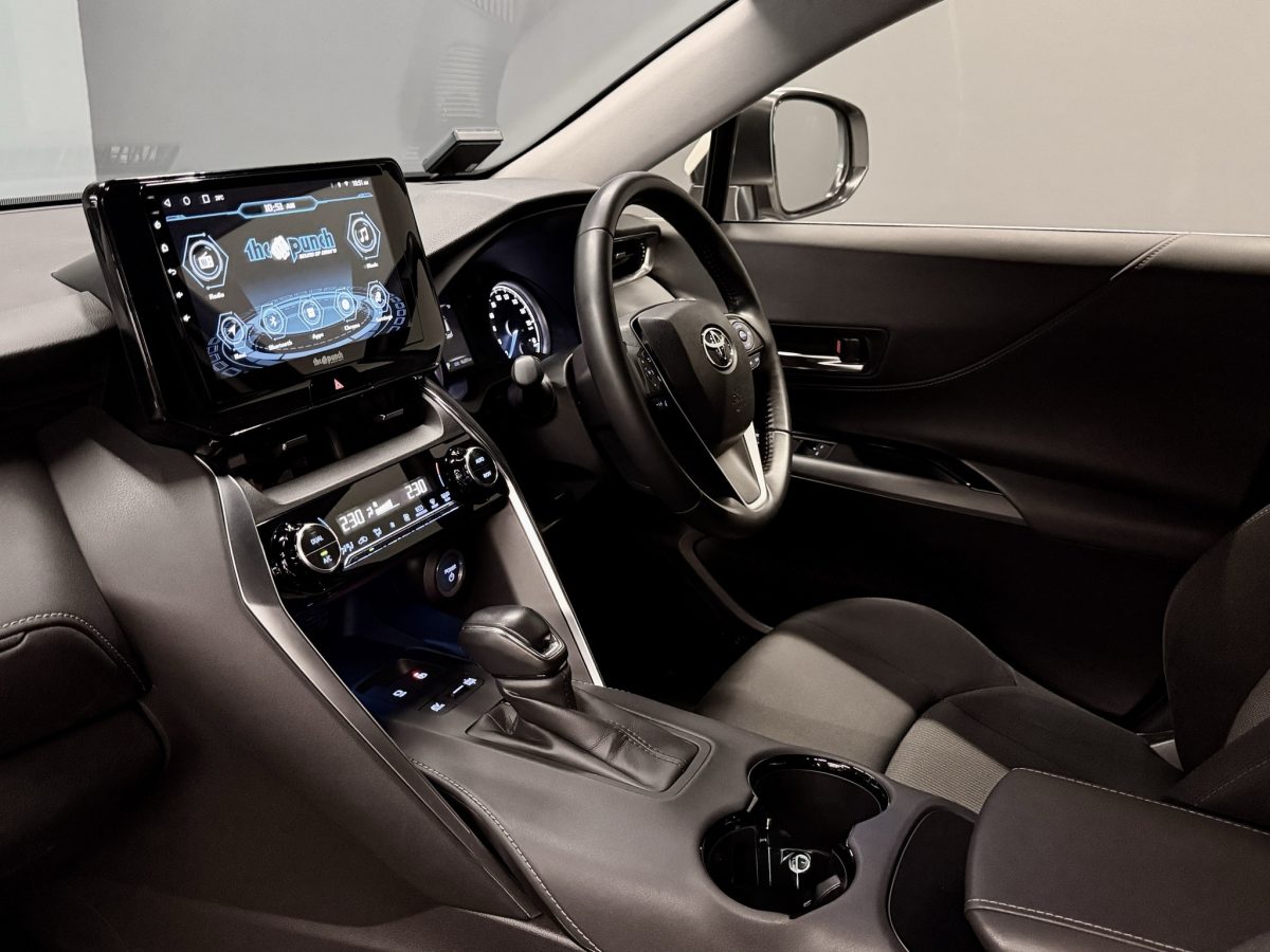 TOYOTA HARRIER 2.5 HYBRID S - Image 5