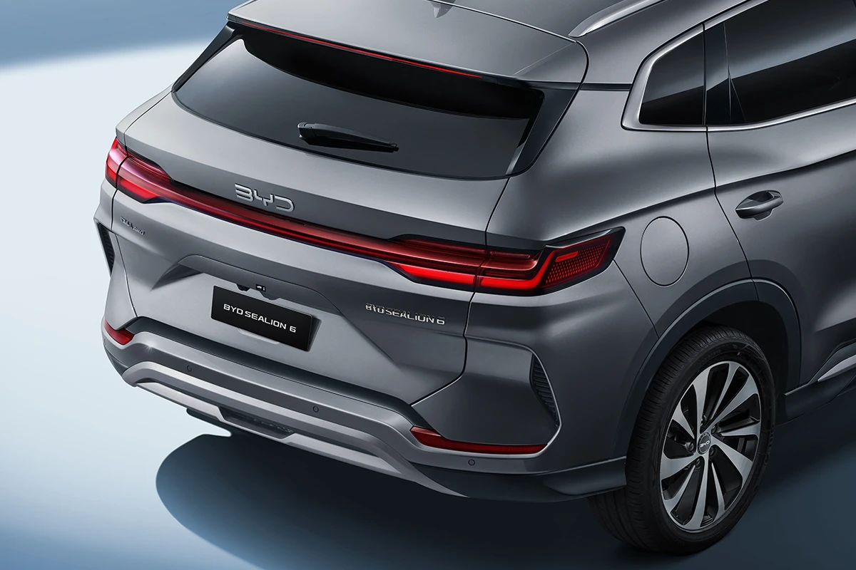 Seamless Rear Lightbar Design